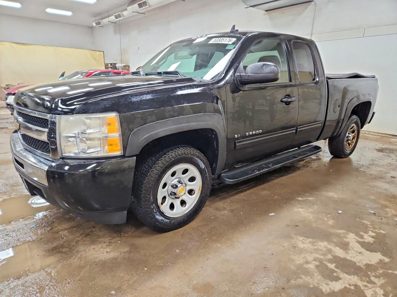 Salvage Chevrolet Silverado Image
