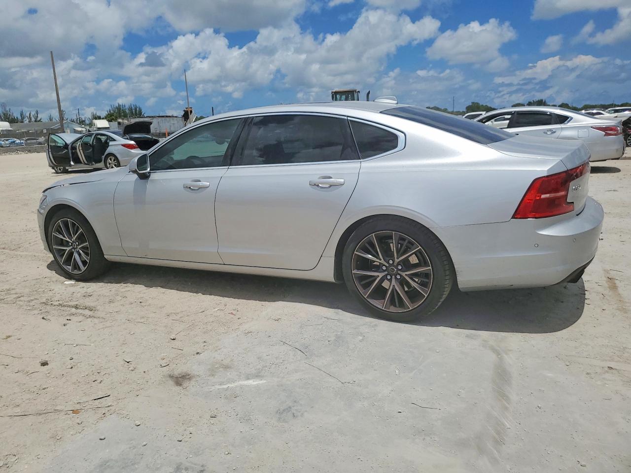 Volvo S90 T5 Momentum