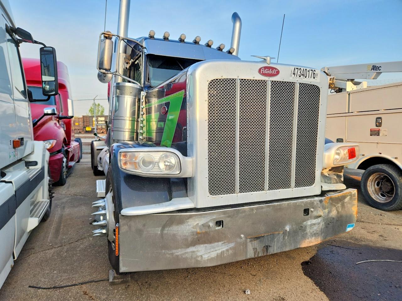 Salvage Peterbilt 389 Image