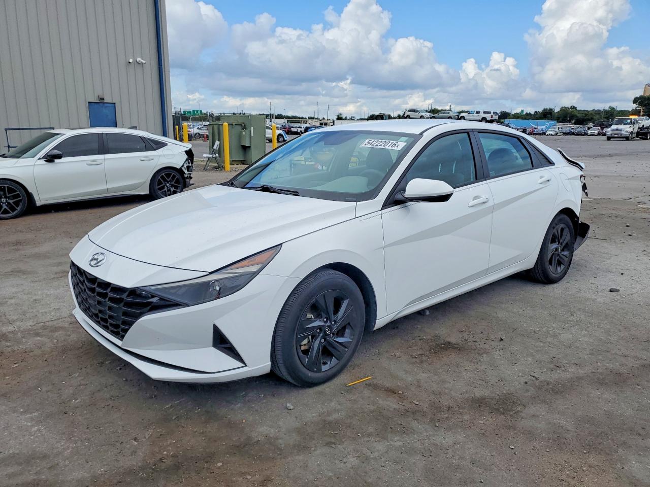 Salvage Hyundai ELANTRA Image