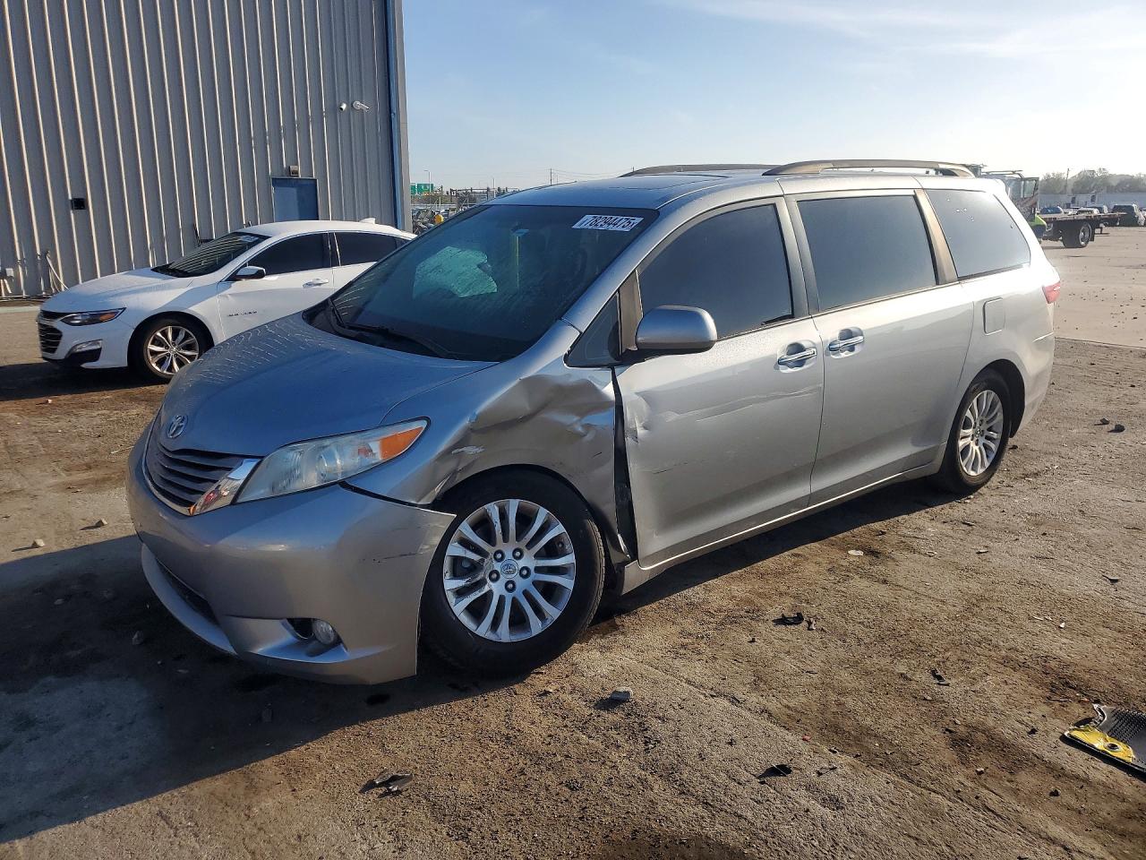 Salvage Toyota Sienna Image