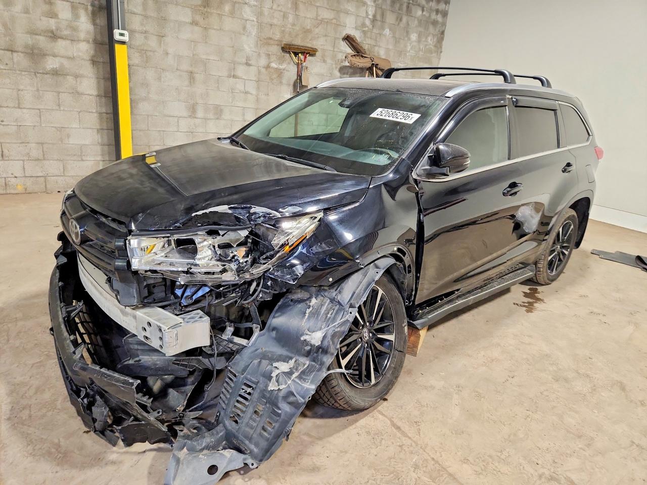 Salvage Toyota Highlander Image