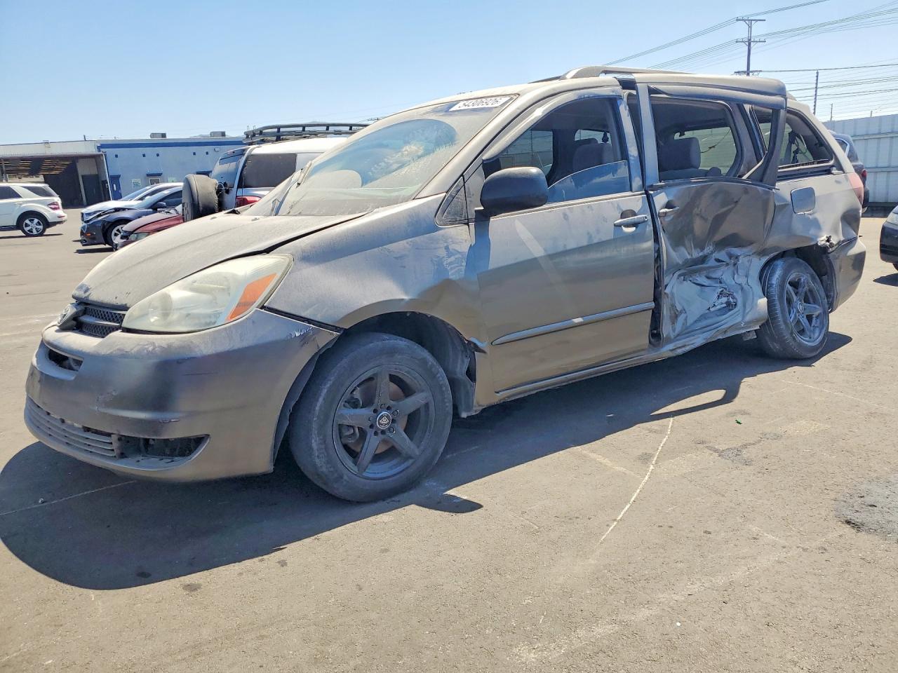 Salvage Toyota Sienna Image