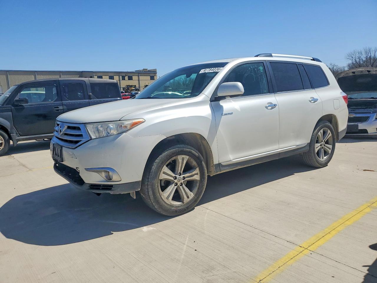 Salvage Toyota Highlander Image