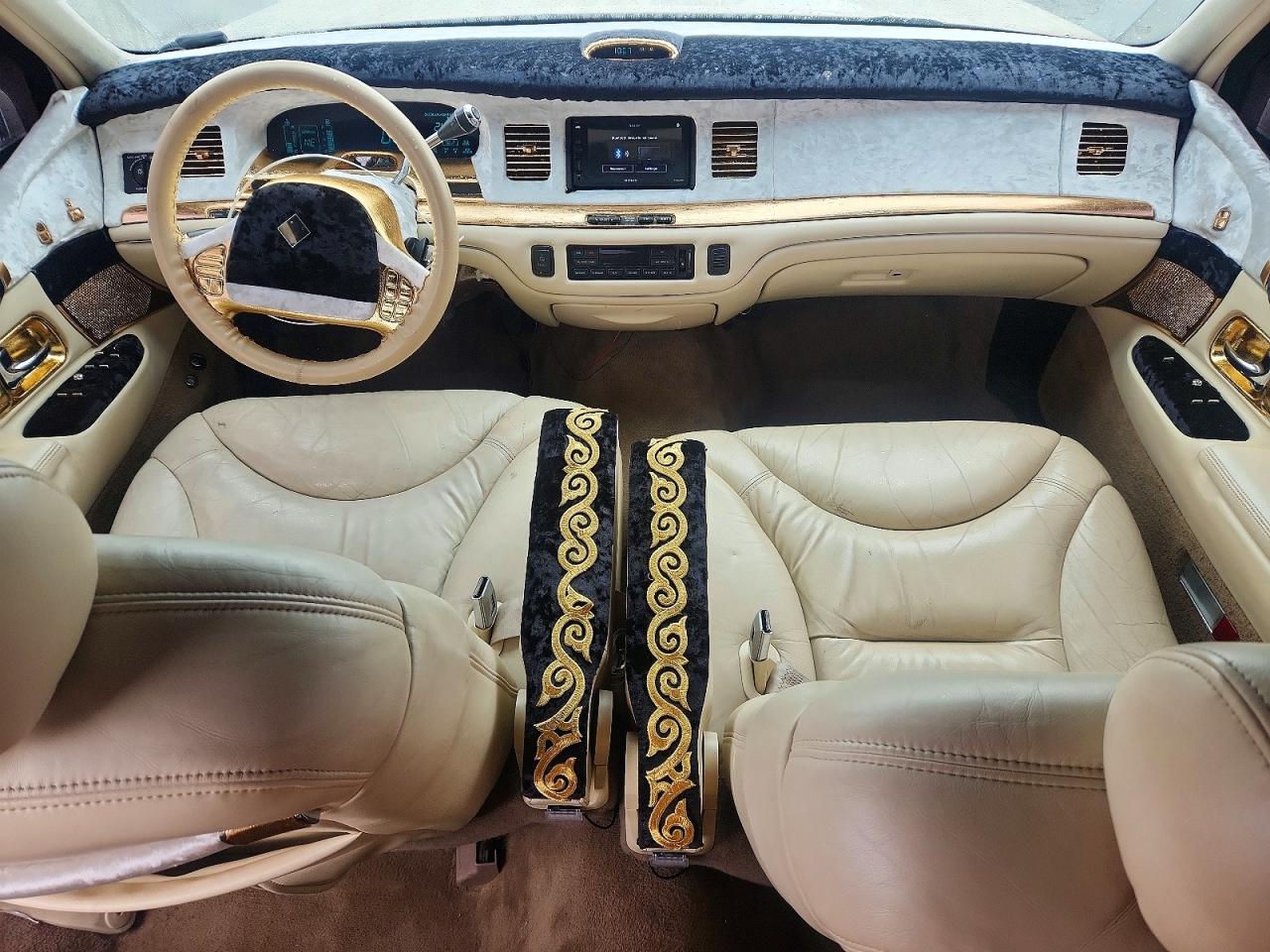Lincoln Towncar Cartier