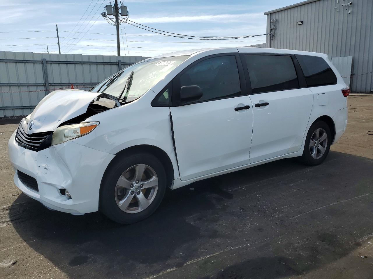 Salvage Toyota Sienna Image