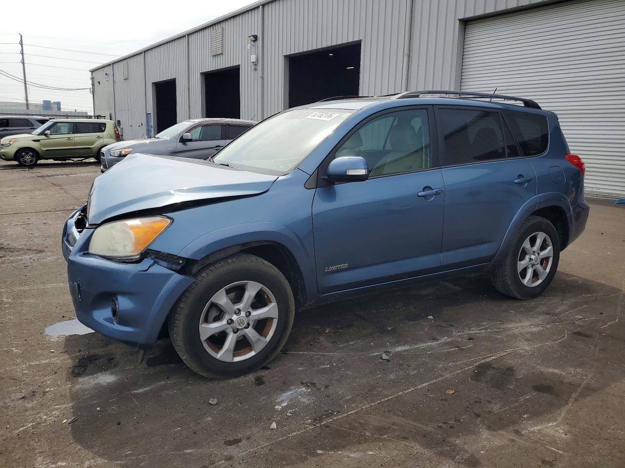 Salvage Toyota RAV4 Image