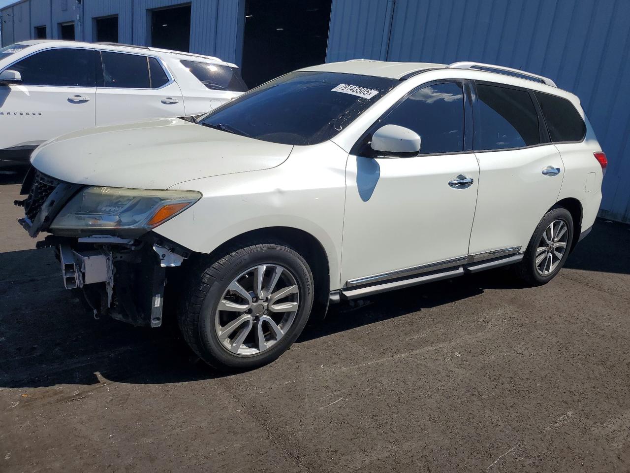 Salvage Nissan Pathfinder Image
