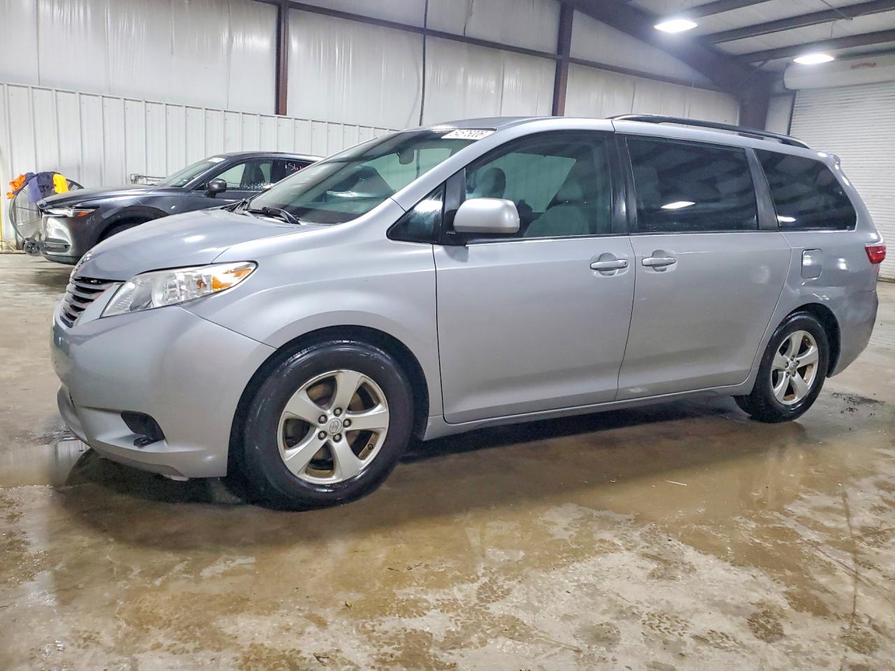 Salvage Toyota Sienna Image