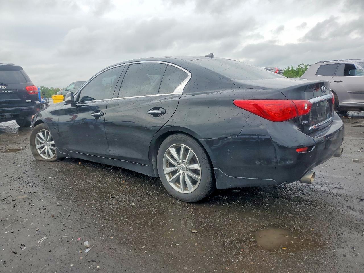 INFINITI Q50 Premium