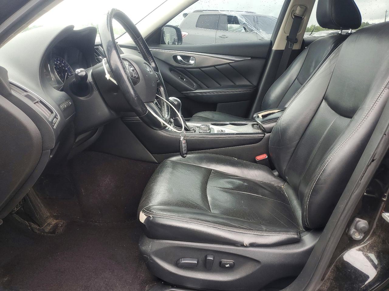 INFINITI Q50 Premium