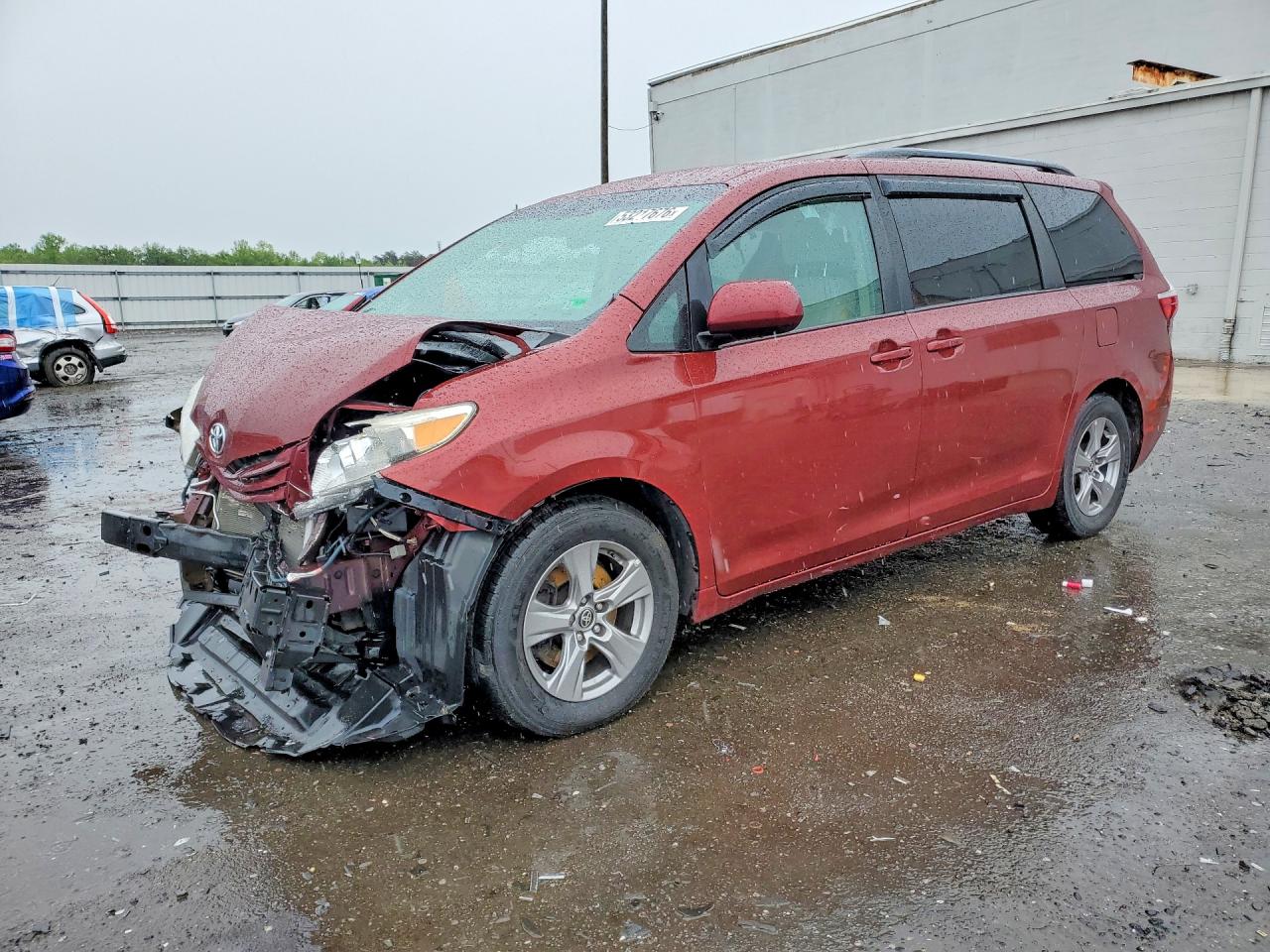 Salvage Toyota Sienna Image
