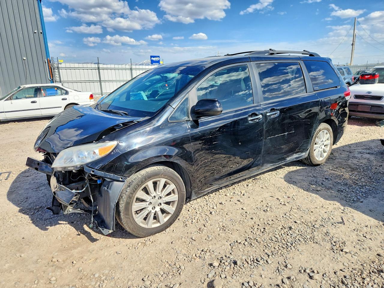 Salvage Toyota Sienna Image
