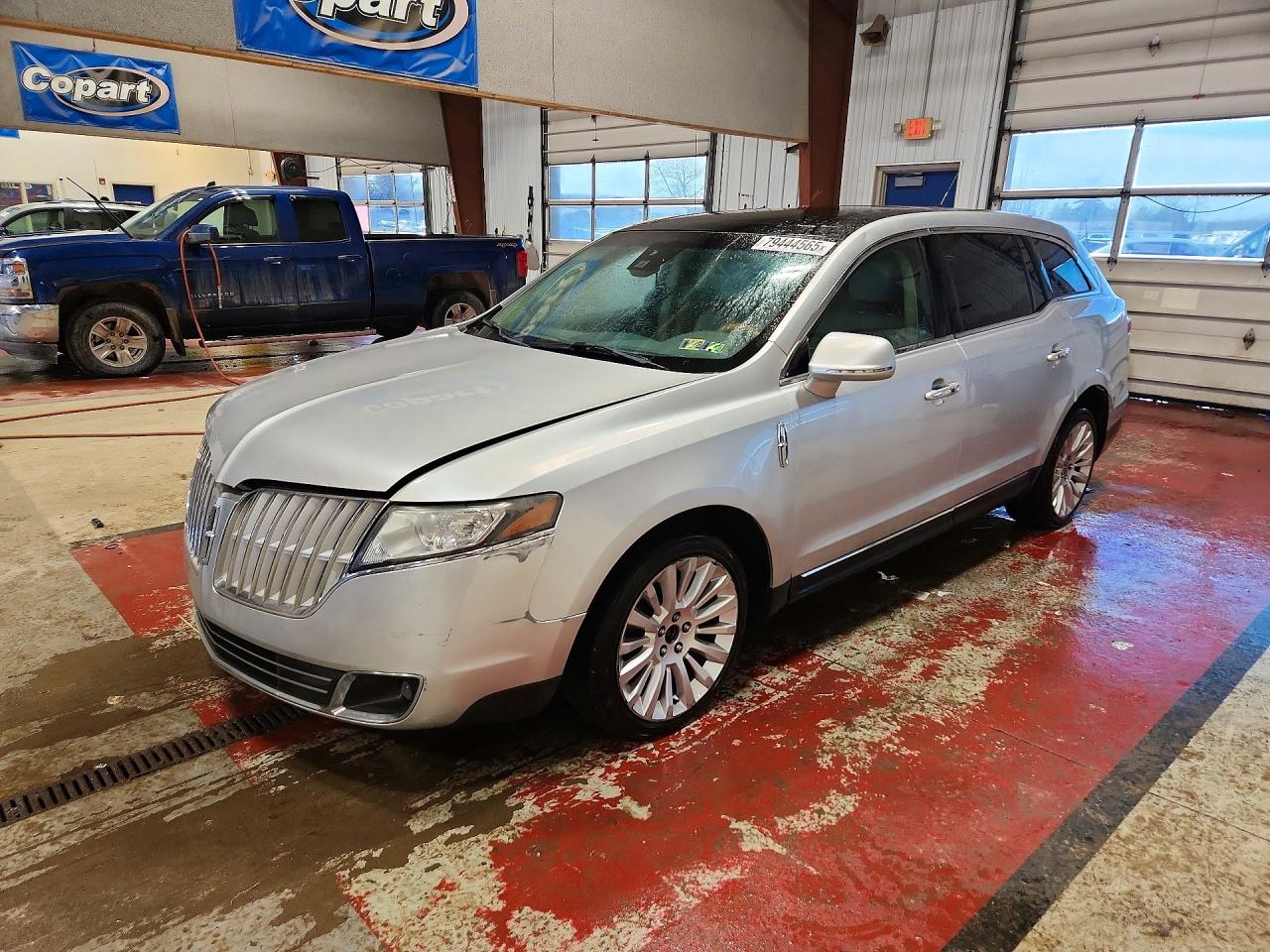 Salvage Lincoln MKT Image