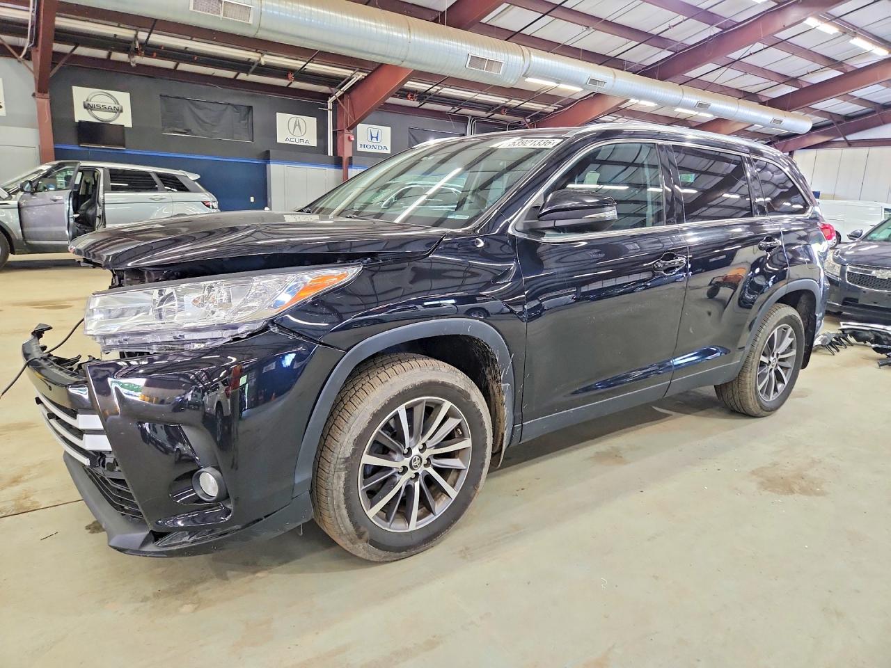 Salvage Toyota Highlander Image