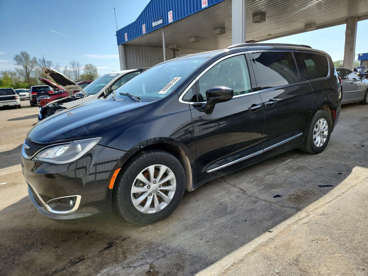 Salvage Chrysler Pacifica Image