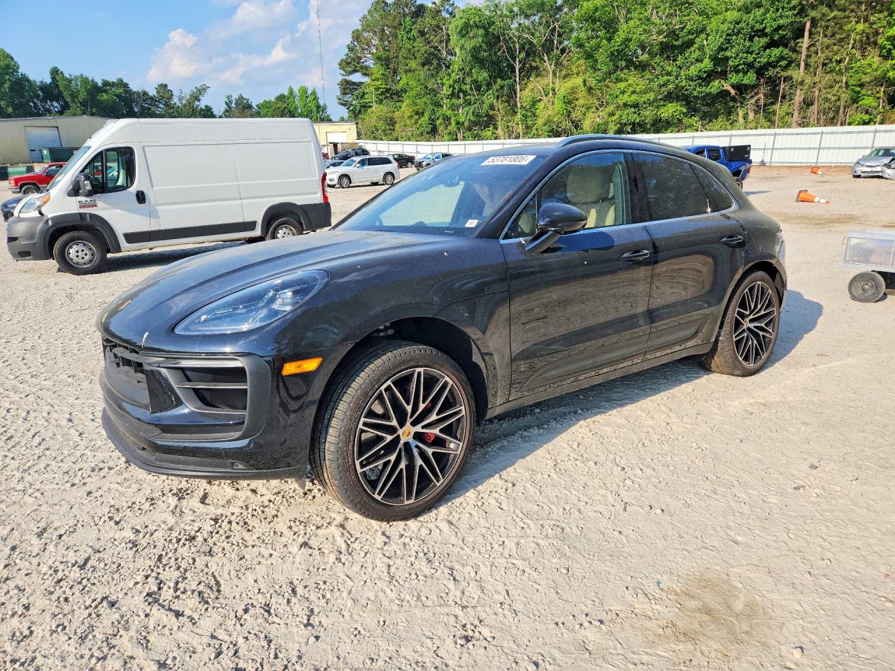 Salvage Porsche Macan Image