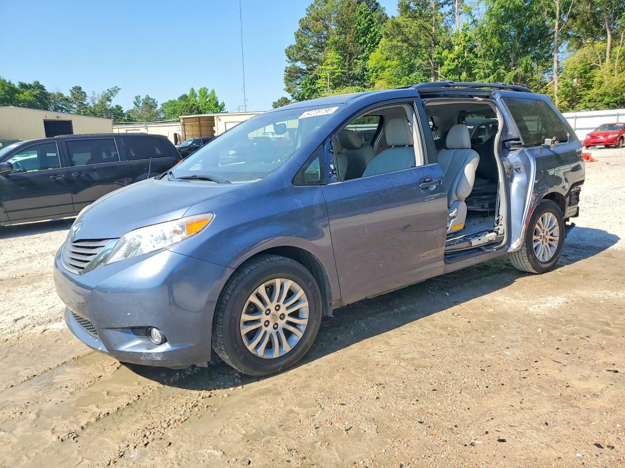 Salvage Toyota Sienna Image