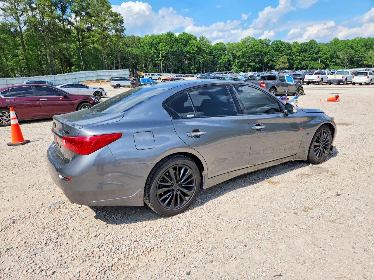 INFINITI Q50 Premium