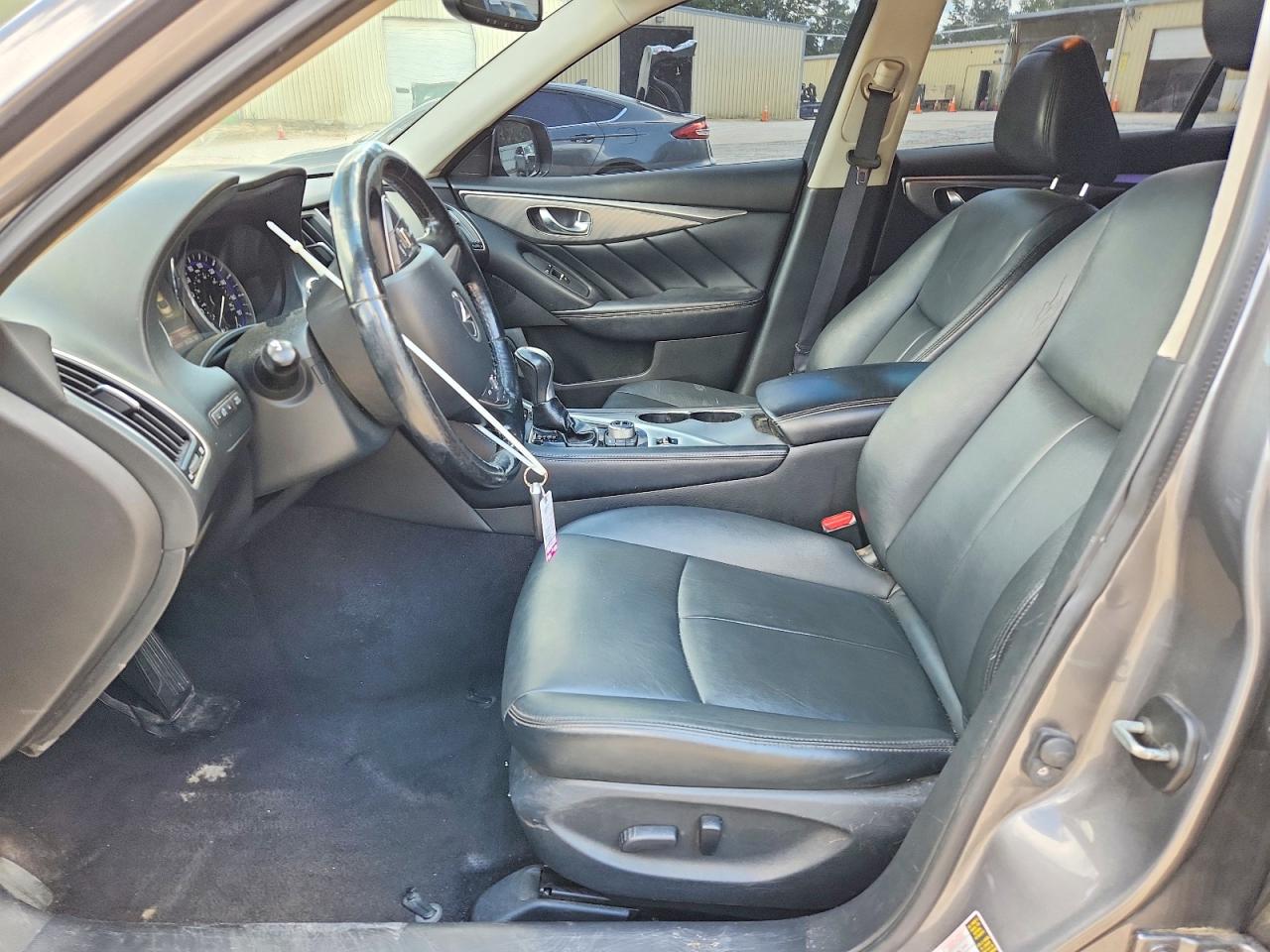 INFINITI Q50 Premium