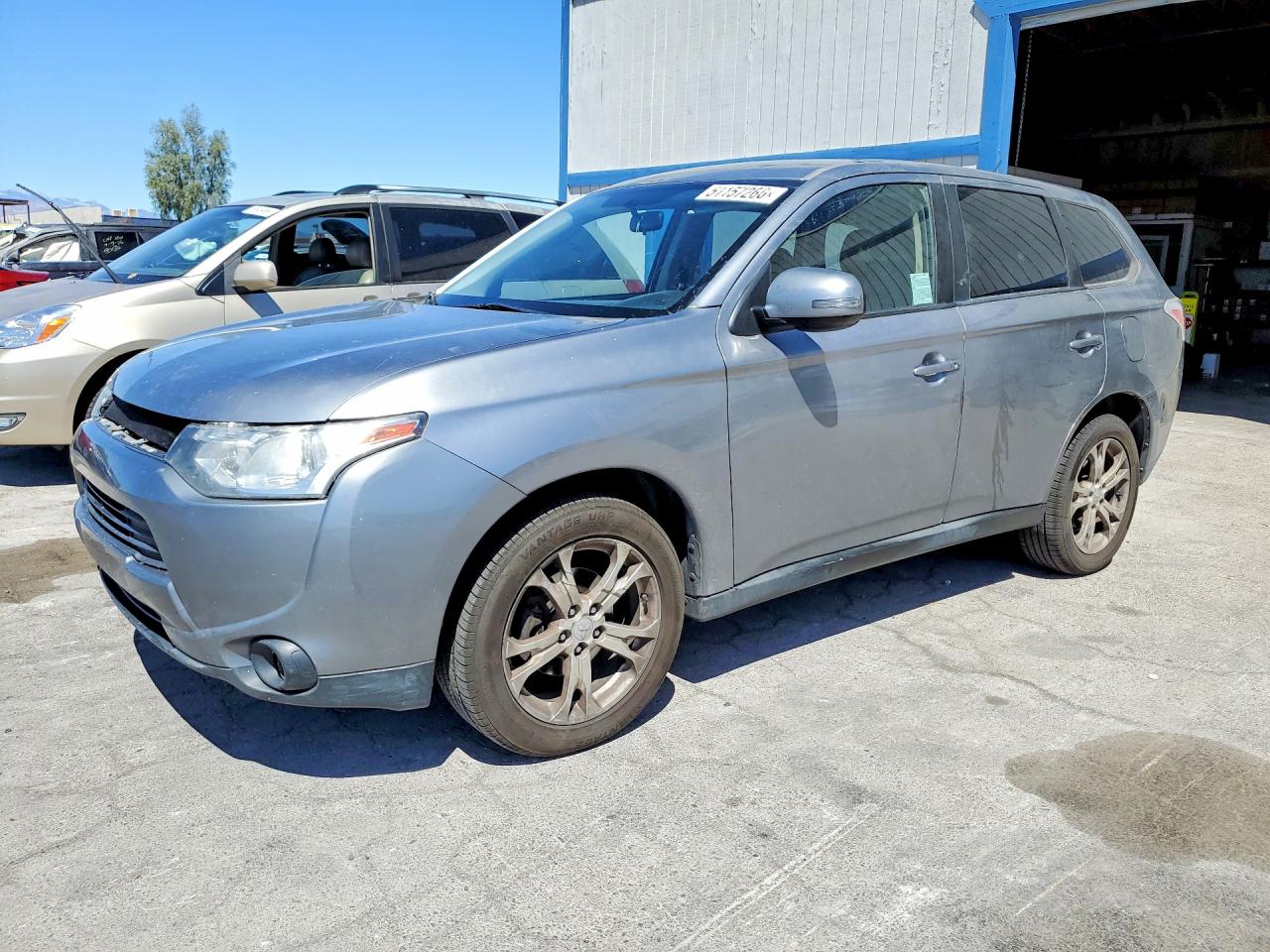 Salvage Mitsubishi Outlander Image
