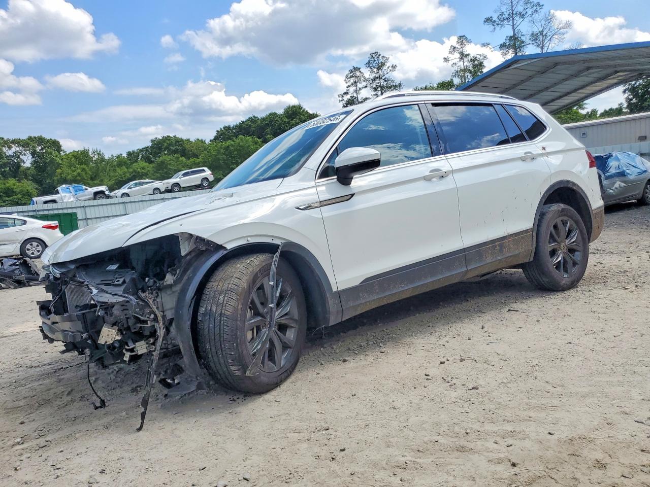 Salvage Volkswagen Tiguan Image