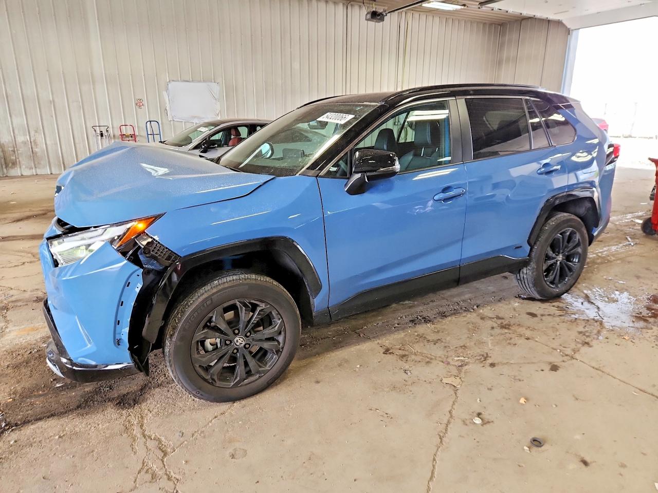 Salvage Toyota RAV4 Image