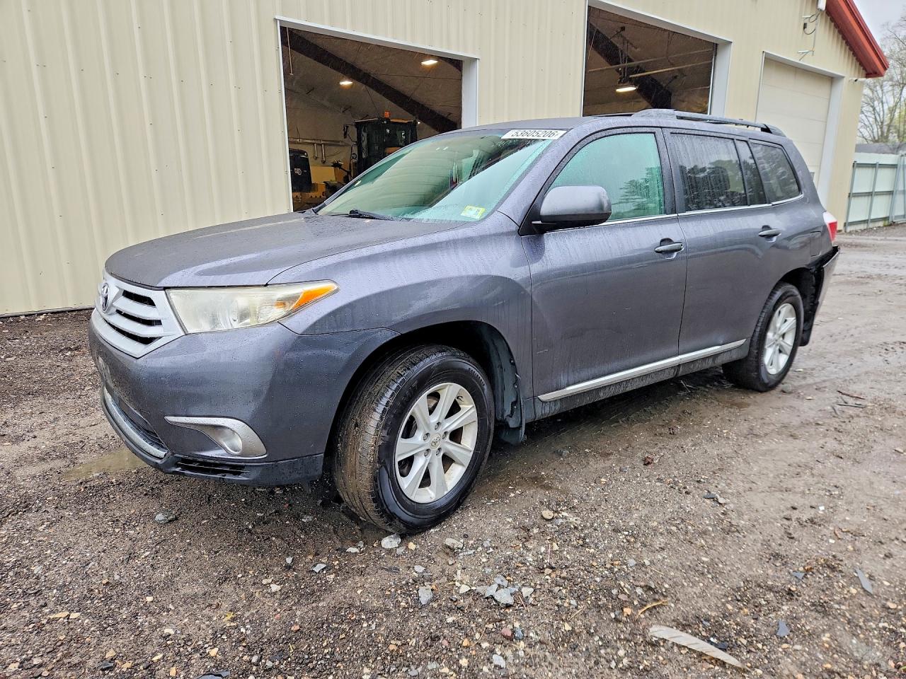Salvage Toyota Highlander Image
