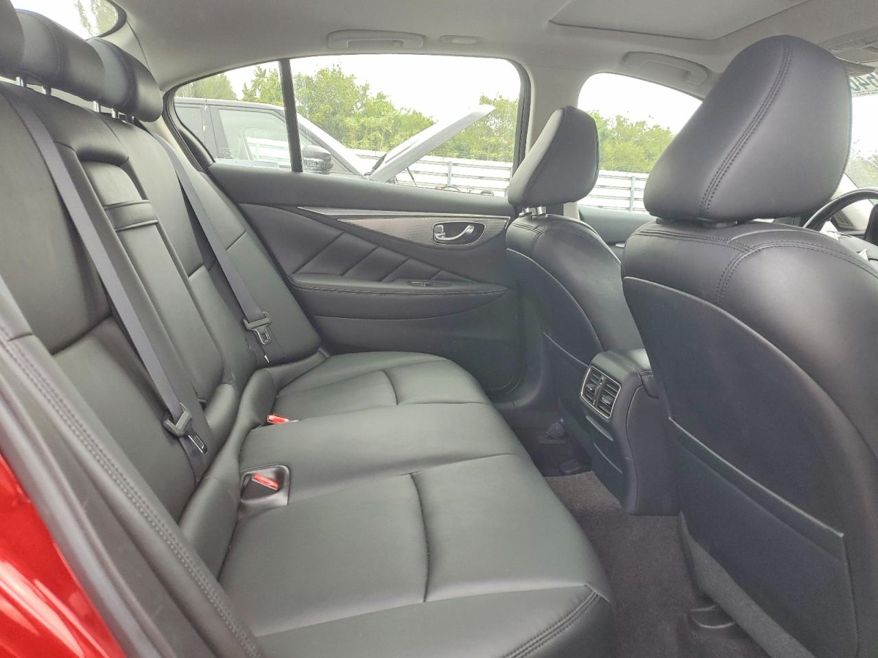 INFINITI Q50 Premium