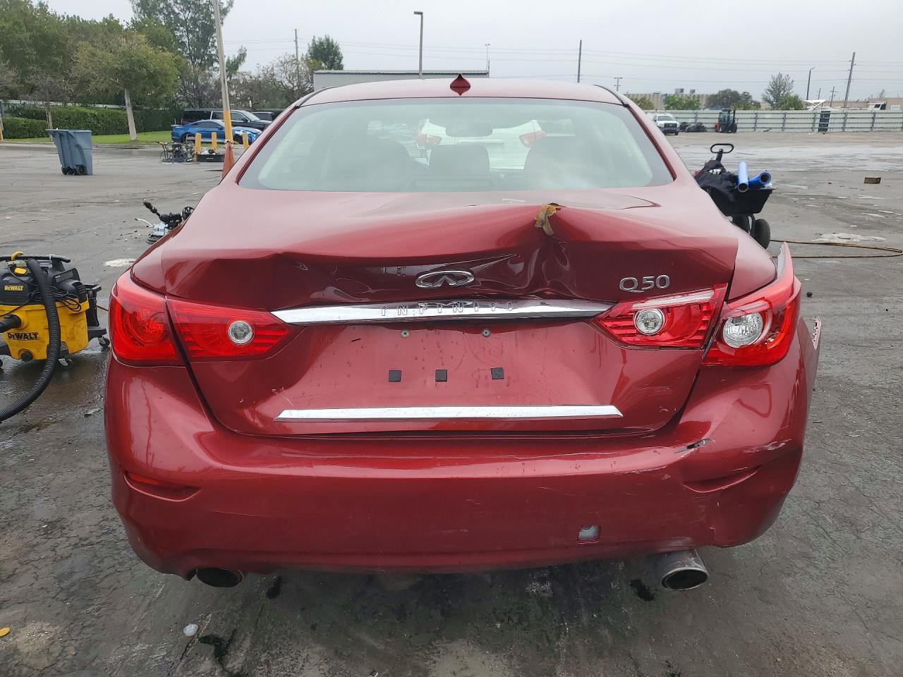 INFINITI Q50 Premium