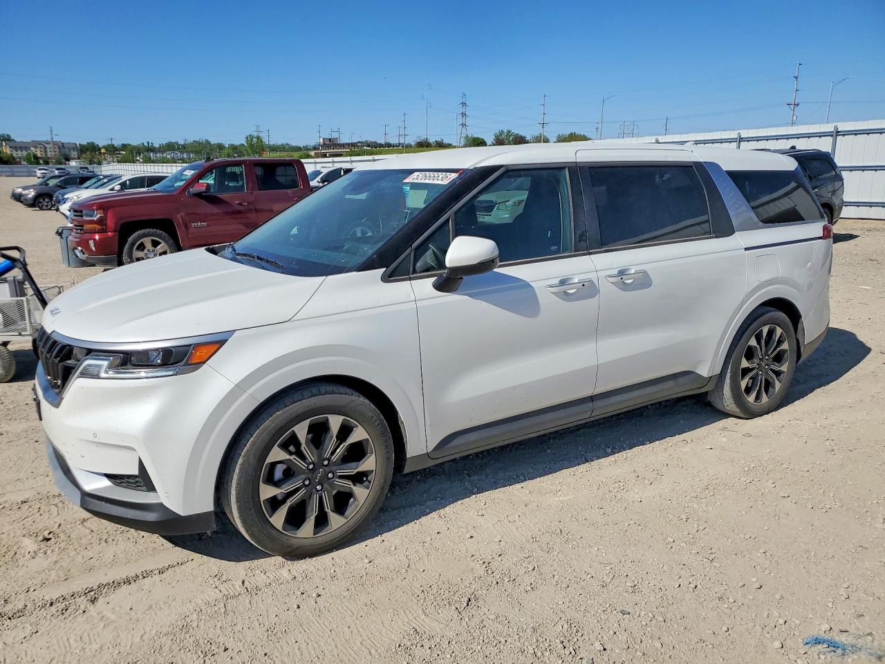 Salvage Kia Carnival Image