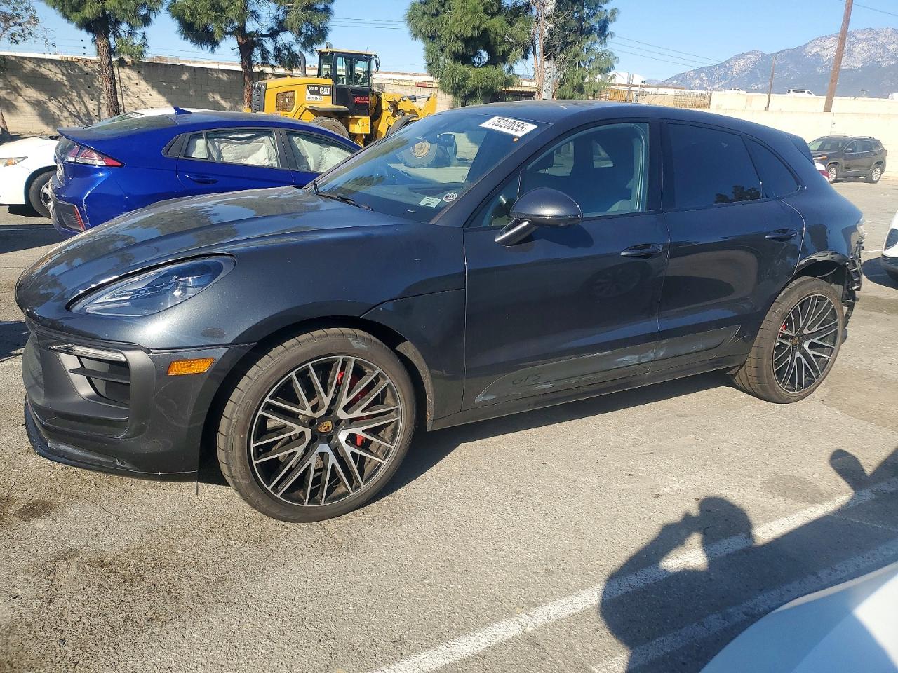 Salvage Porsche Macan Image