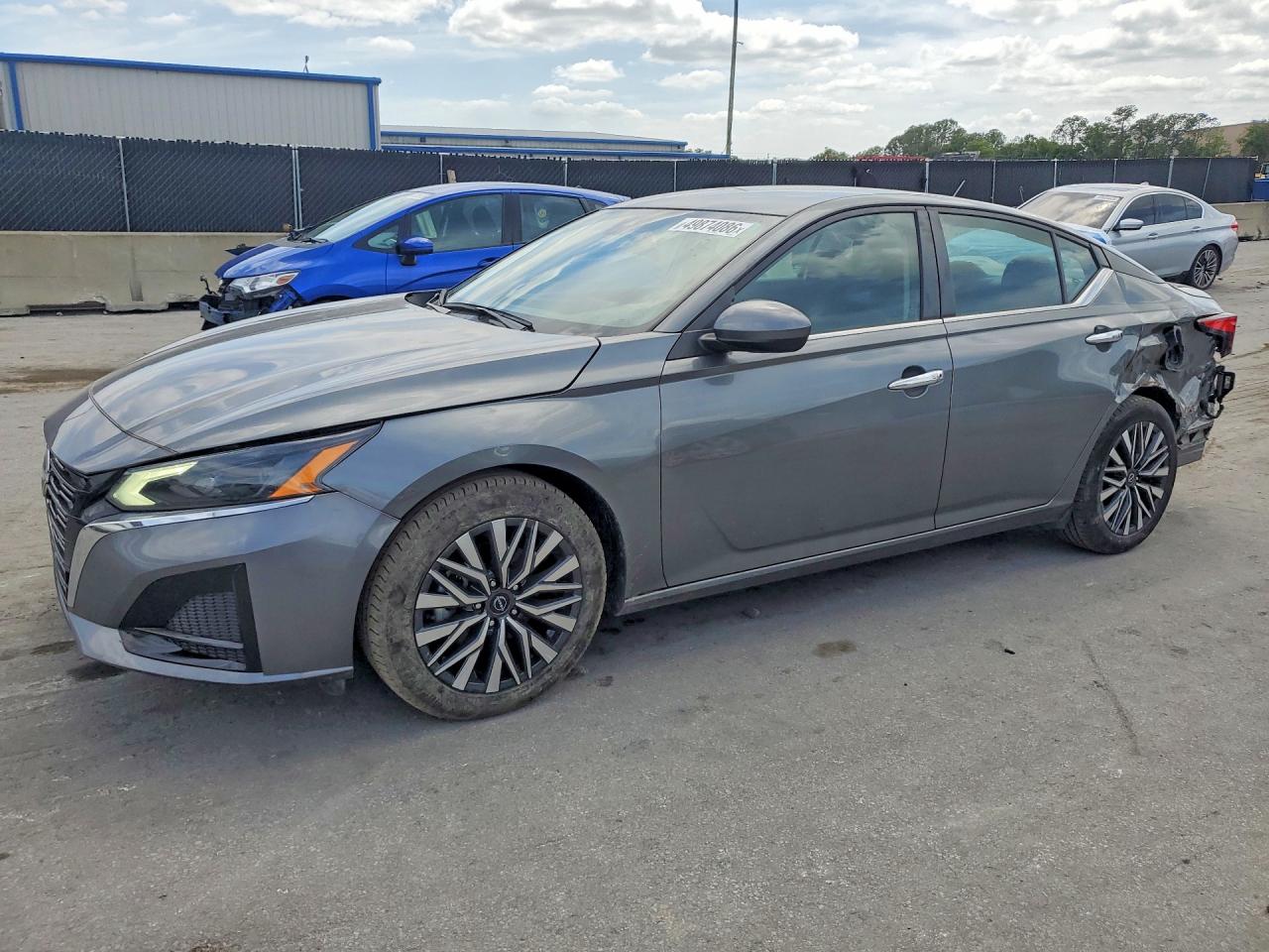 Salvage Nissan Altima Image