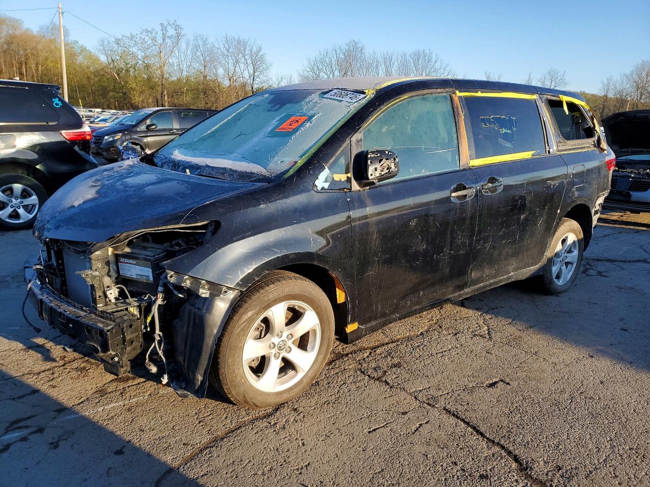 Salvage Toyota Sienna Image