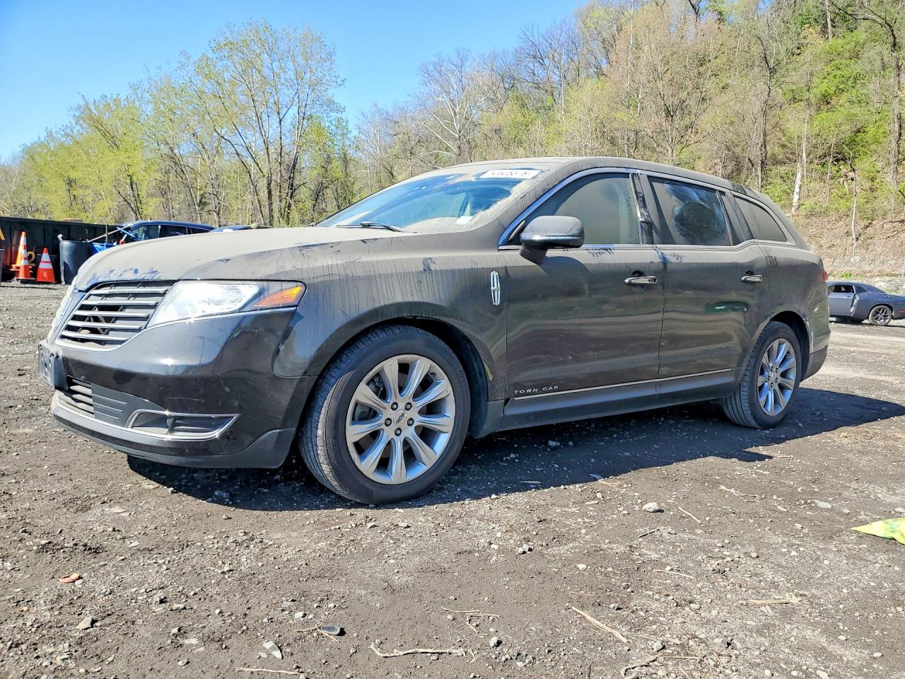 Salvage Lincoln MKT Image