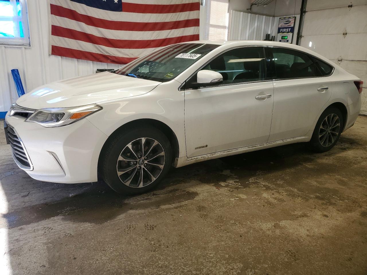 Salvage Toyota Avalon Image