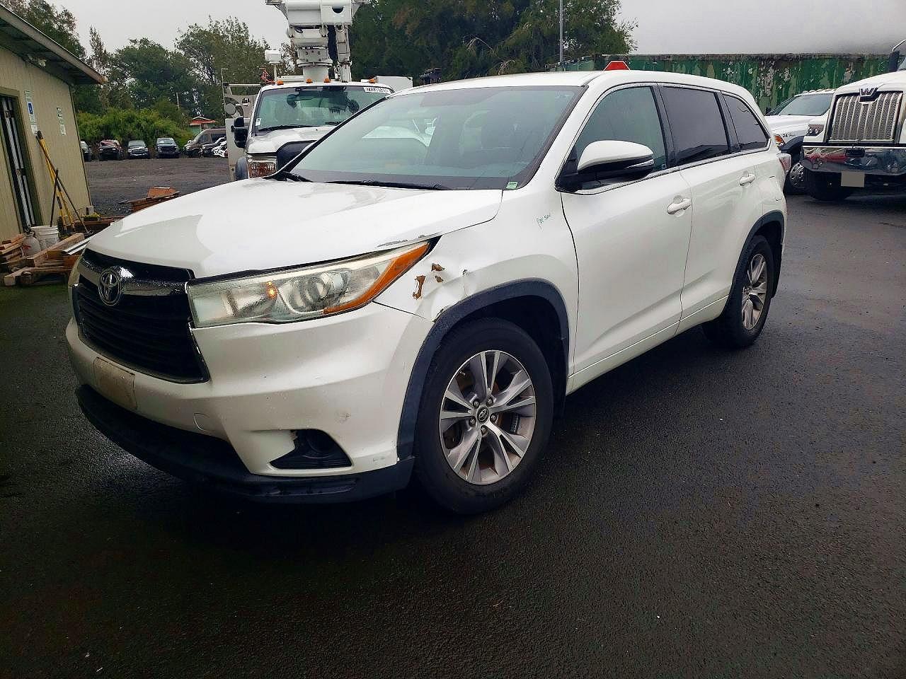 Salvage Toyota Highlander Image