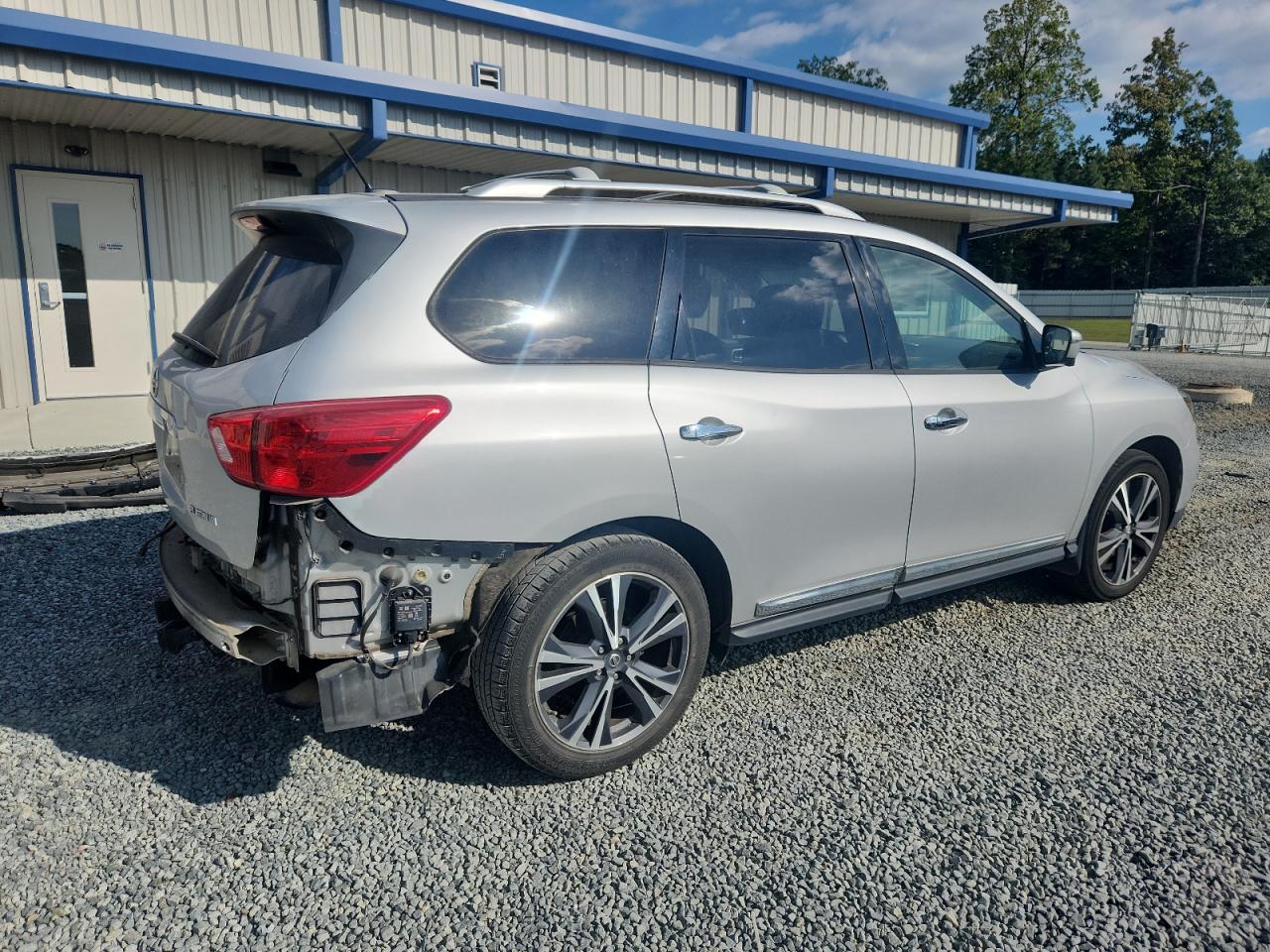 Nissan Pathfinder S