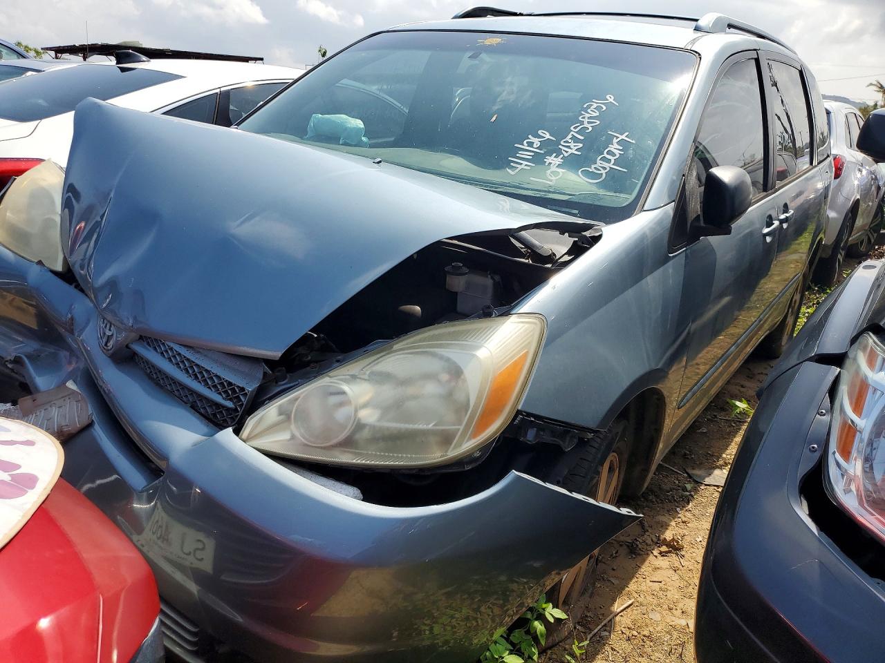 Salvage Toyota Sienna Image