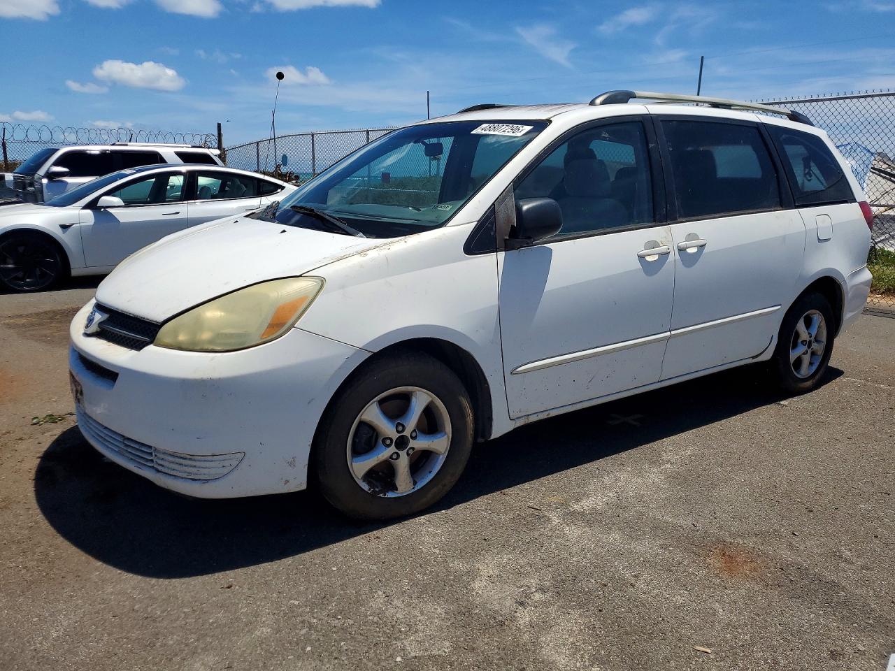Salvage Toyota Sienna Image