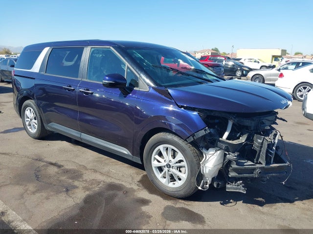 Salvage Kia Carnival Image
