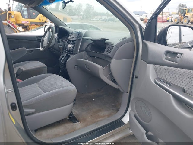 Toyota Sienna Le