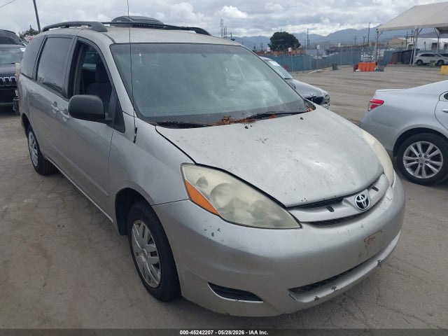 Salvage Toyota Sienna Image