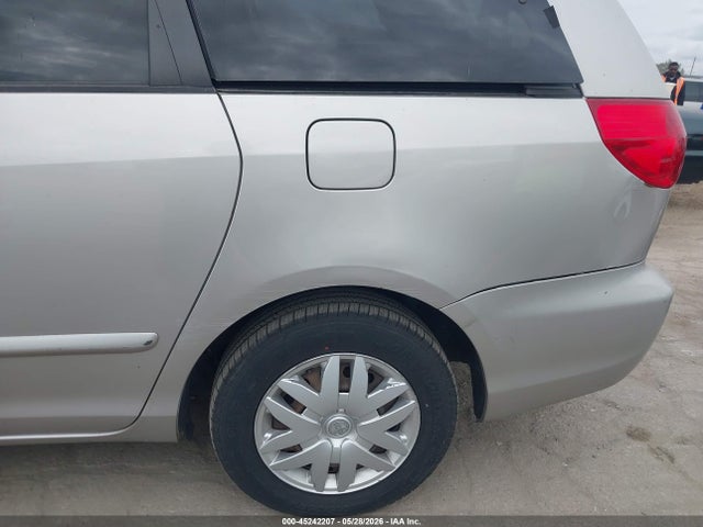 Toyota Sienna Le