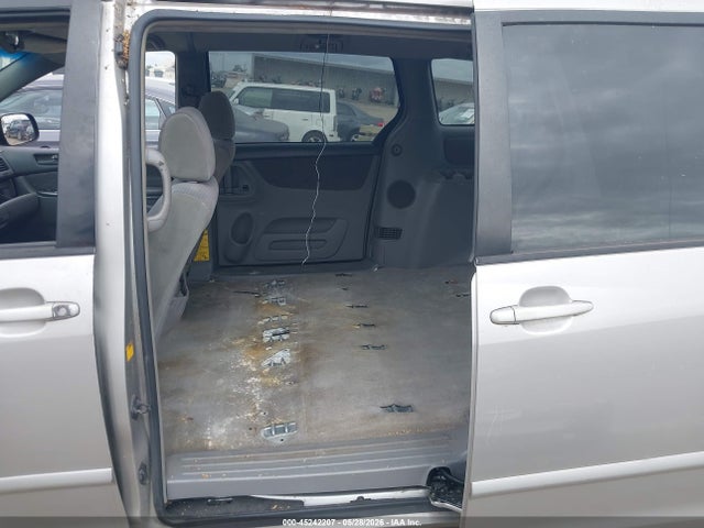 Toyota Sienna Le