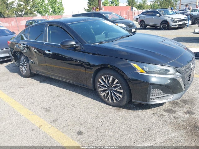 Salvage Nissan Altima Image