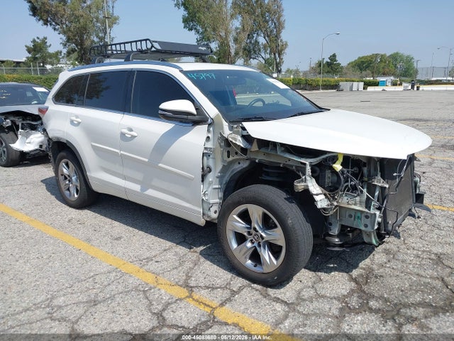 Salvage Toyota Highlander Image