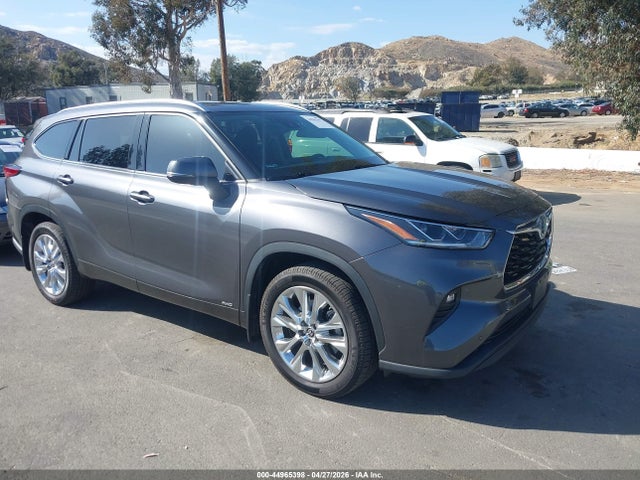 Salvage Toyota Highlander Image