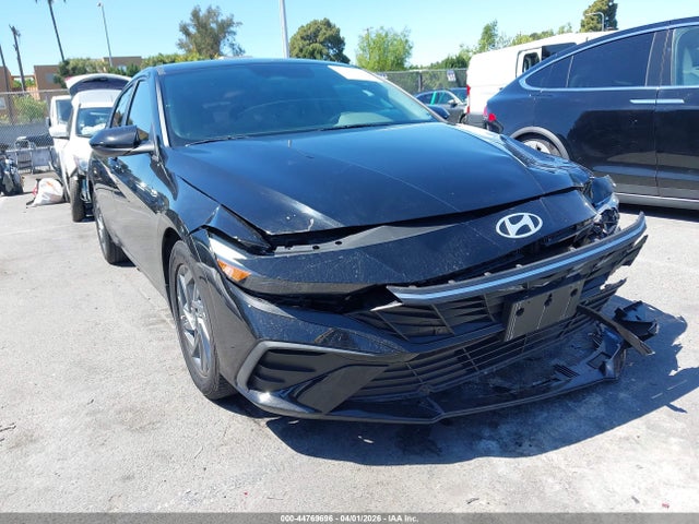Salvage Hyundai ELANTRA Image