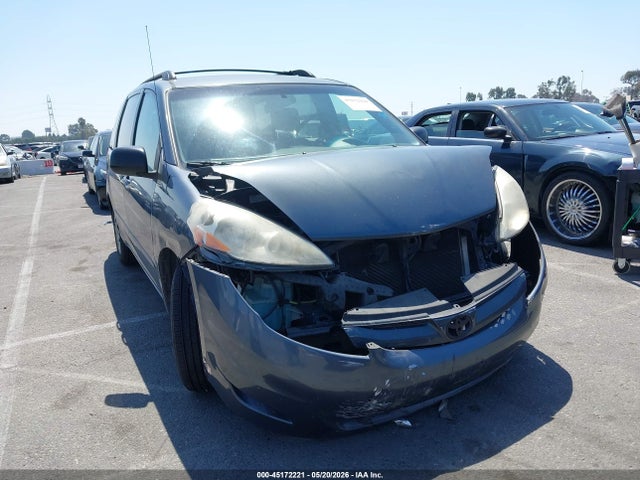 Salvage Toyota Sienna Image
